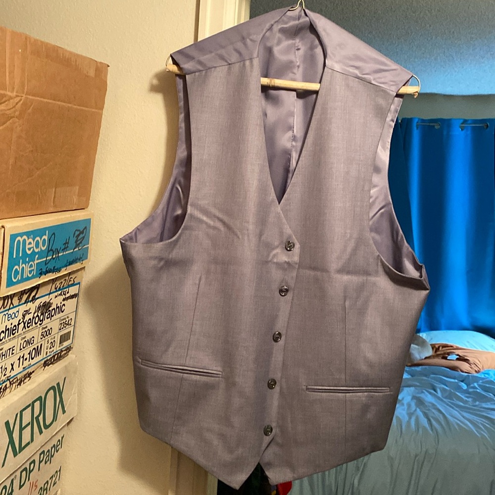Brand new never worn 50r/4XL men’s gray 3 piece suit.